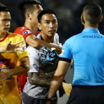 Thực hư vụ va chạm tại vòng 10 VLeague giữa trọng tài vs cầu thủ Hồ Chí Minh