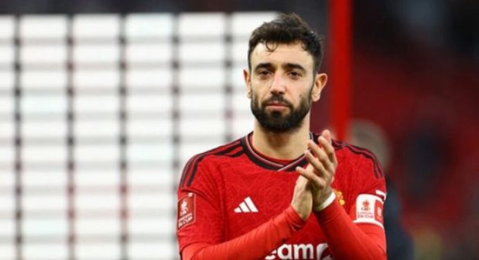 Bruno Fernandes hé lộ cách NHM MU đối xử với Joshua Zirkzee