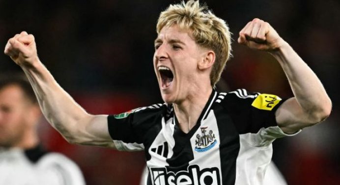 Anthony Gordon hé lộ về khả năng cập bến Liverpool