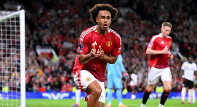 Gary Neville cảm thấy Joshua Zirkzee thật đáng thương