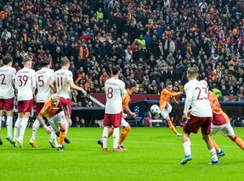 Bàn thắng đầu tiên của Galatasary vào lưới MU không hợp lệ