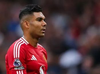 Tất cả đội hình MU đứng lên bảo vệ Casemiro