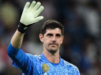 Thibaut Courtois gặp chấn thương ở trận derby Madrid