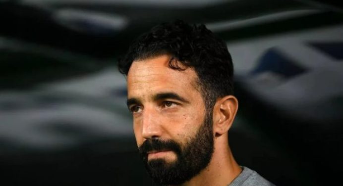 Amorim lên tiếng chốt tương lai với Van Nistelrooy
