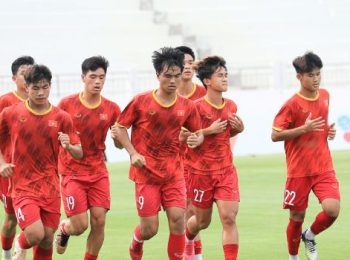 U18 Việt Nam cố gắng thể hiện mình trước đại diện của Nhật Bản