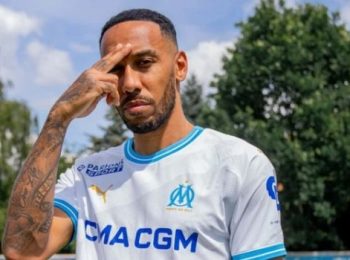 Aubameyang tỏ ra hạnh phúc với màn trình diễn bùng cháy ở tuổi 36