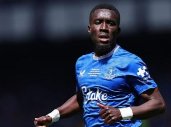 Idrissa Gueye xin lỗi sau khi đánh đồng đội ở trận thắng MU