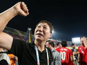 HLV Kim Sang-sik nói gì sau trận thua Trung Quốc?