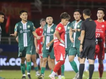 Tiến Linh nhường phạt đền, tạo cơ hội để Khoa Ngo tiếp tục ghi dấu ấn